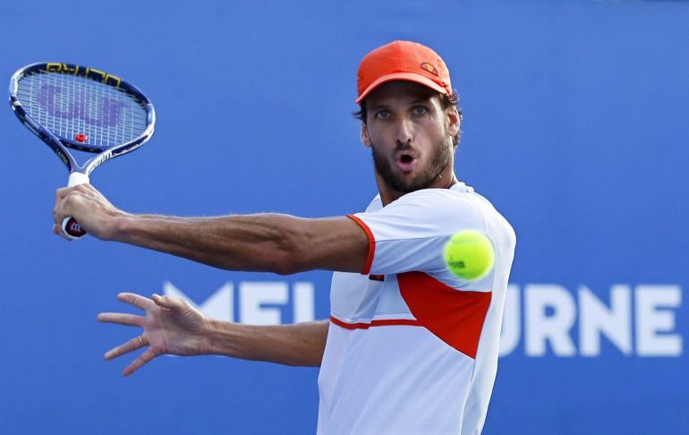 Feliciano López devuelve la bola al argentino Guido Pella durante el partido que enfrentó a ambos en la segunda ronda del Abierto de Australia