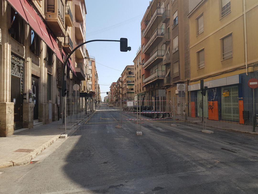 El Ayuntamiento de Alcoy ha reabierto al tráfico la parte central de la calle de Entenza, entre las calles de Góngora e Isabel La Católica.
