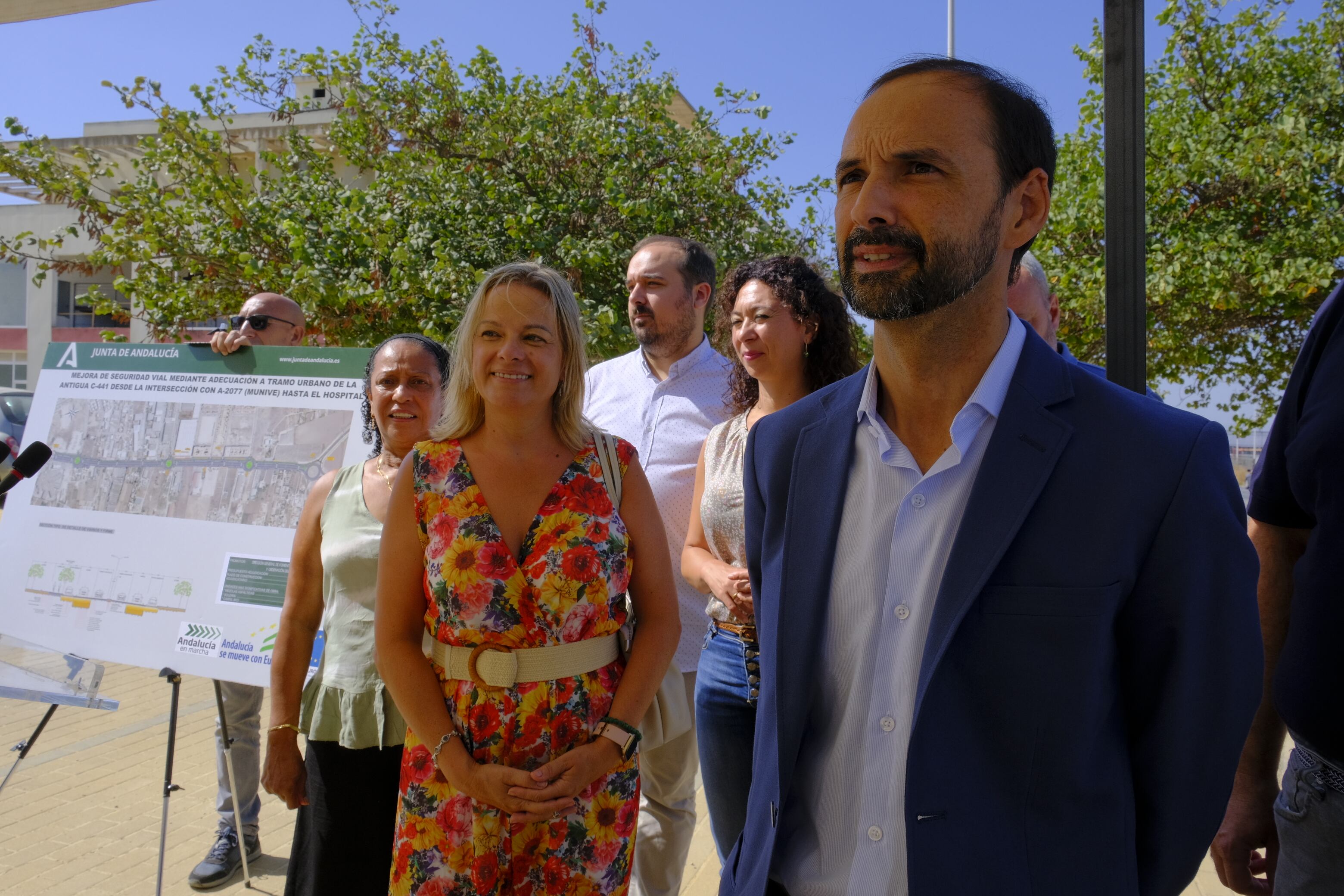 El alcalde de Sanlúcar, Víctor Mora, en el inicio de las obras de acceso en la Carretera de Chipiona