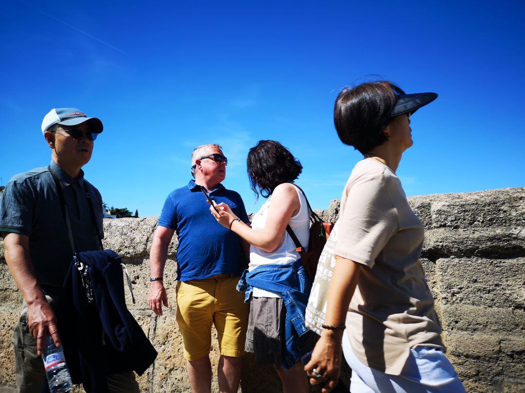 Varios visitantes cruzan el Puente Nuevo de Ronda