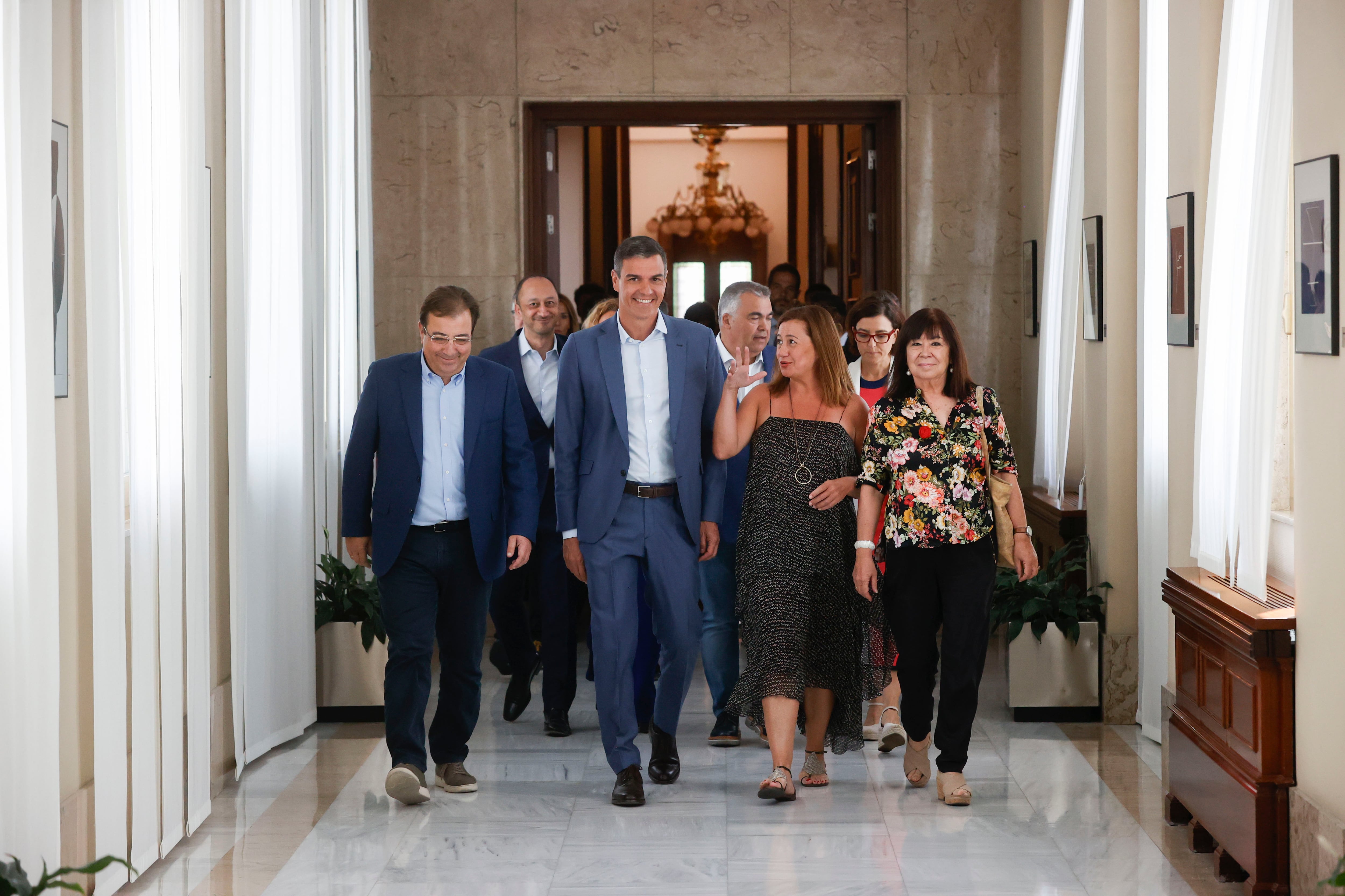 El presidente del gobierno en funciones y líder del PSOE, Pedro Sánchez (c), llega para presidir la reunión del grupo parlamentario socialista en el Congreso de los Diputados en Madrid este miércoles. EFE/Juan Carlos Hidalgo