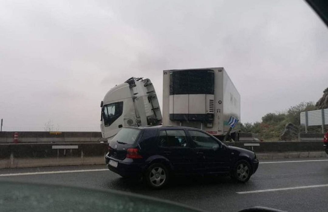 Accidente de un trailer en la A-8