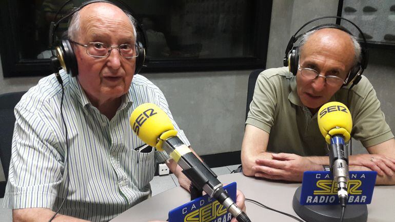 Mateo Guilabert y Félix Elcoroiribe en los estudios de Radio Eibar