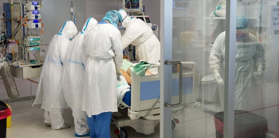 Enfermo de coronavirus es atendido por los profesionales sanitarios.