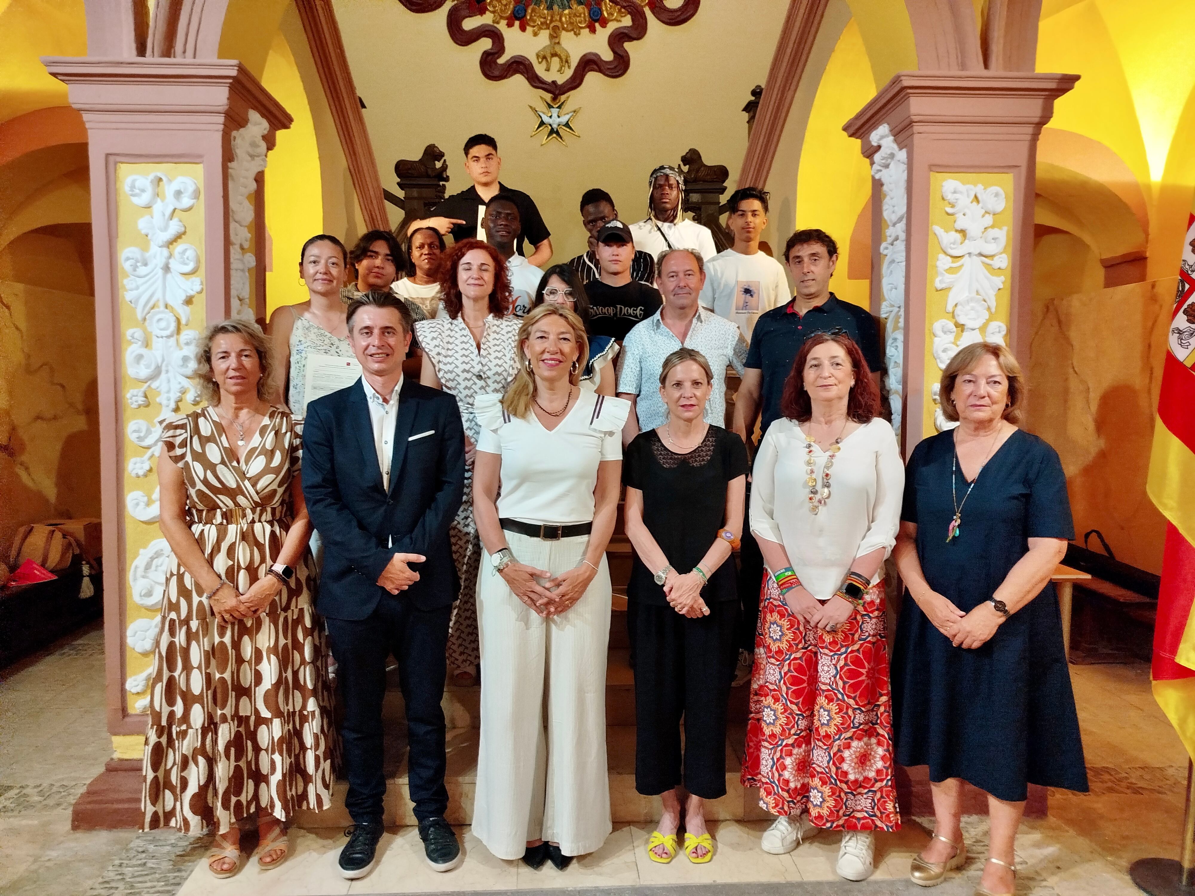 Estudiantes, profesores y autoridades tras el acto de entrega de diplomas a los 11 alumnos