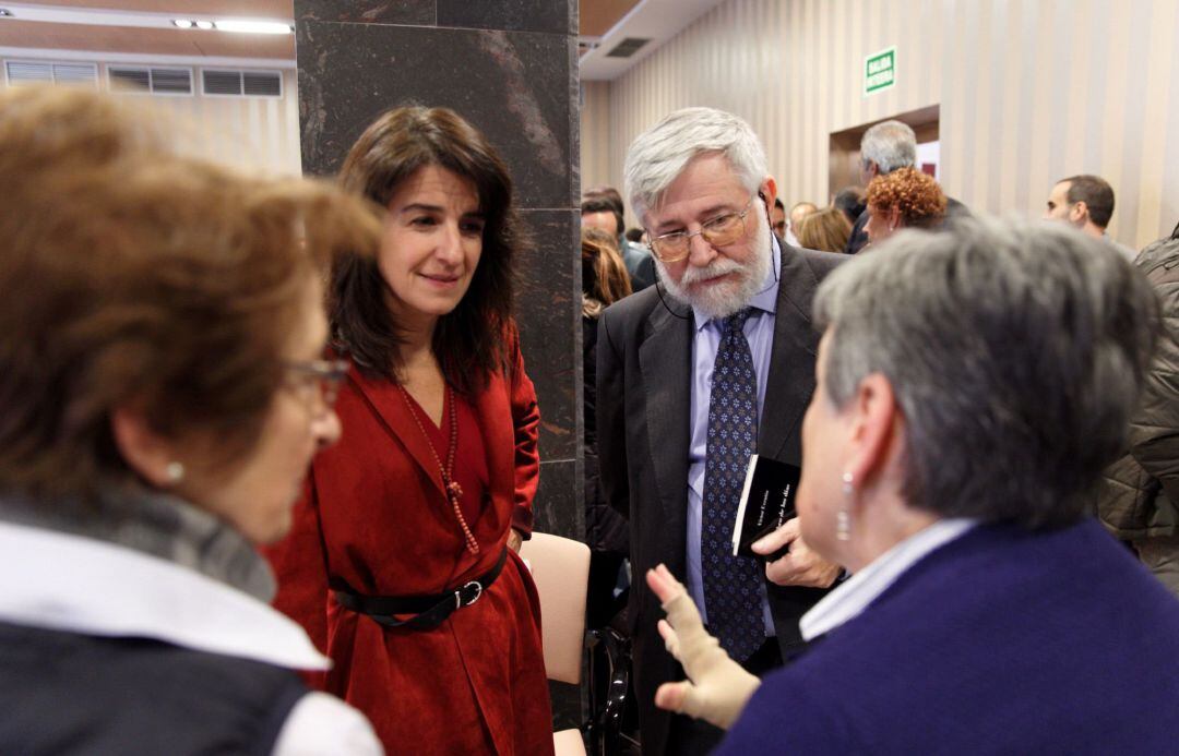  Los directores de Gogora , Aintzane Ezenarro, y del Centro Memorial de las Víctimas del Terrorismo, Florencio Domínguez, durante el acto celebrado hoy en Vitoria con motivo del Día de la Memoria