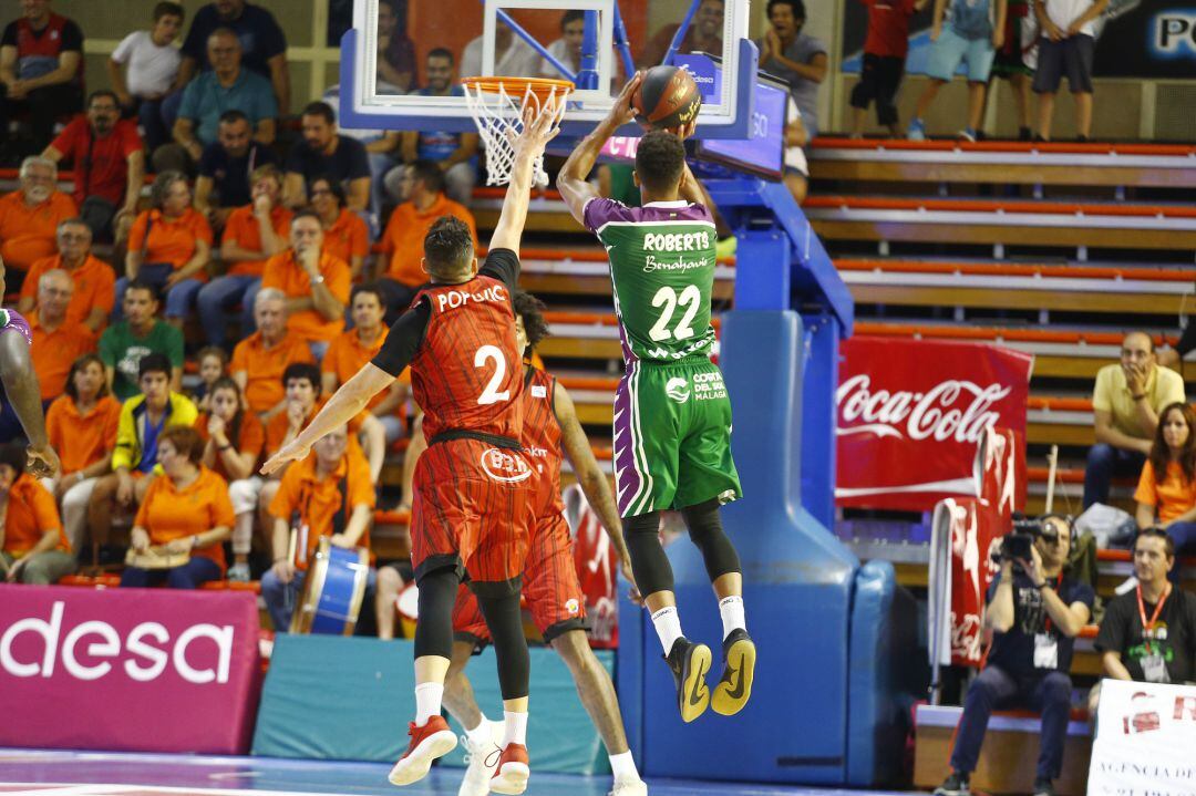 El jugador de Unicaja Brian Roberts (22) lanza a canasta ante la oposición del fuenlabreño Marko Popovic durante el partido celebrado este jueves en el Pabellón Fernando Martín.