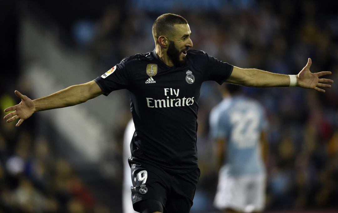 Benzema celebra un gol en Vigo