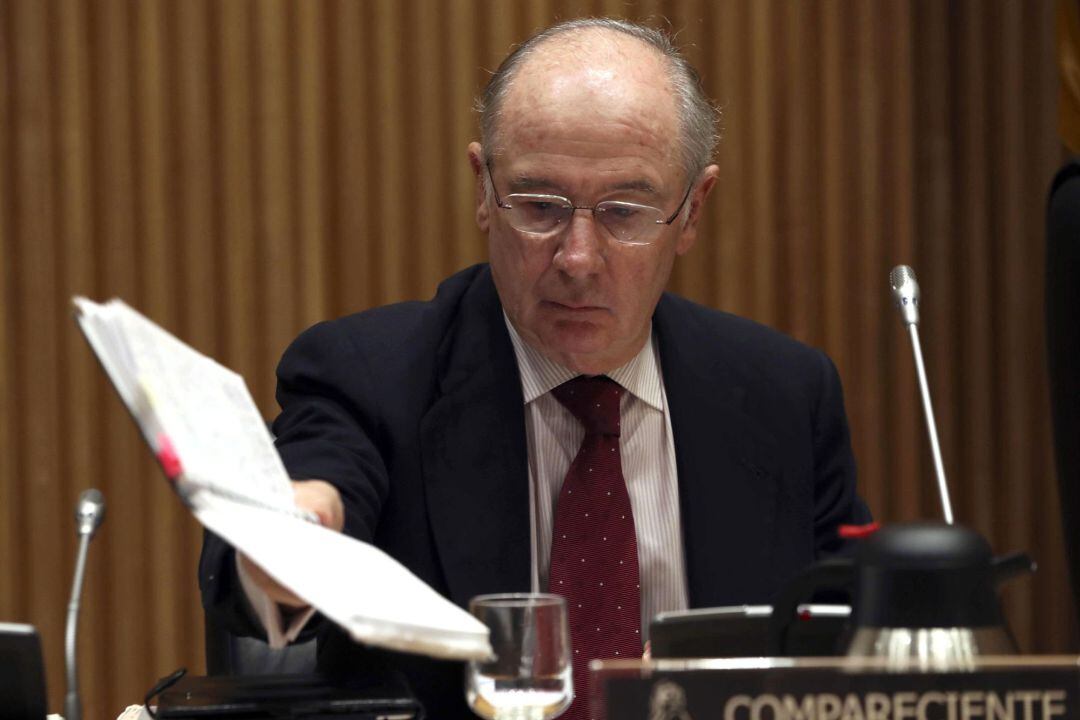  En la fotografía, Rodrigo Rato, momentos antes de su comparecencia en la Comisión de investigación de la crisis financiera y rescate bancario del Congreso, en enero de 2018.