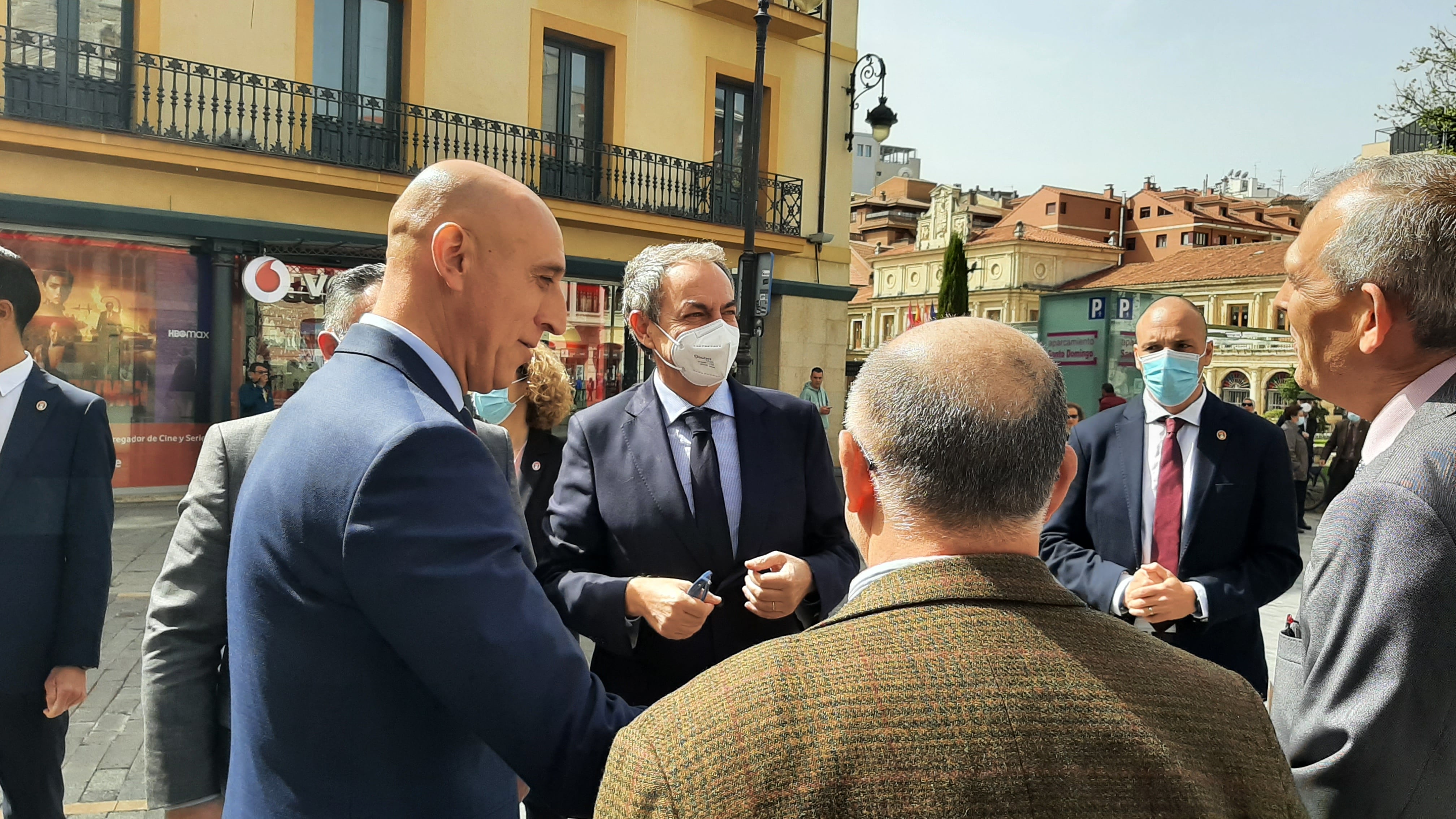 José Luis Rodríguez Zapatero conversa a su llegada a la Diputación con José Antonio Díez y Vicente Canuria