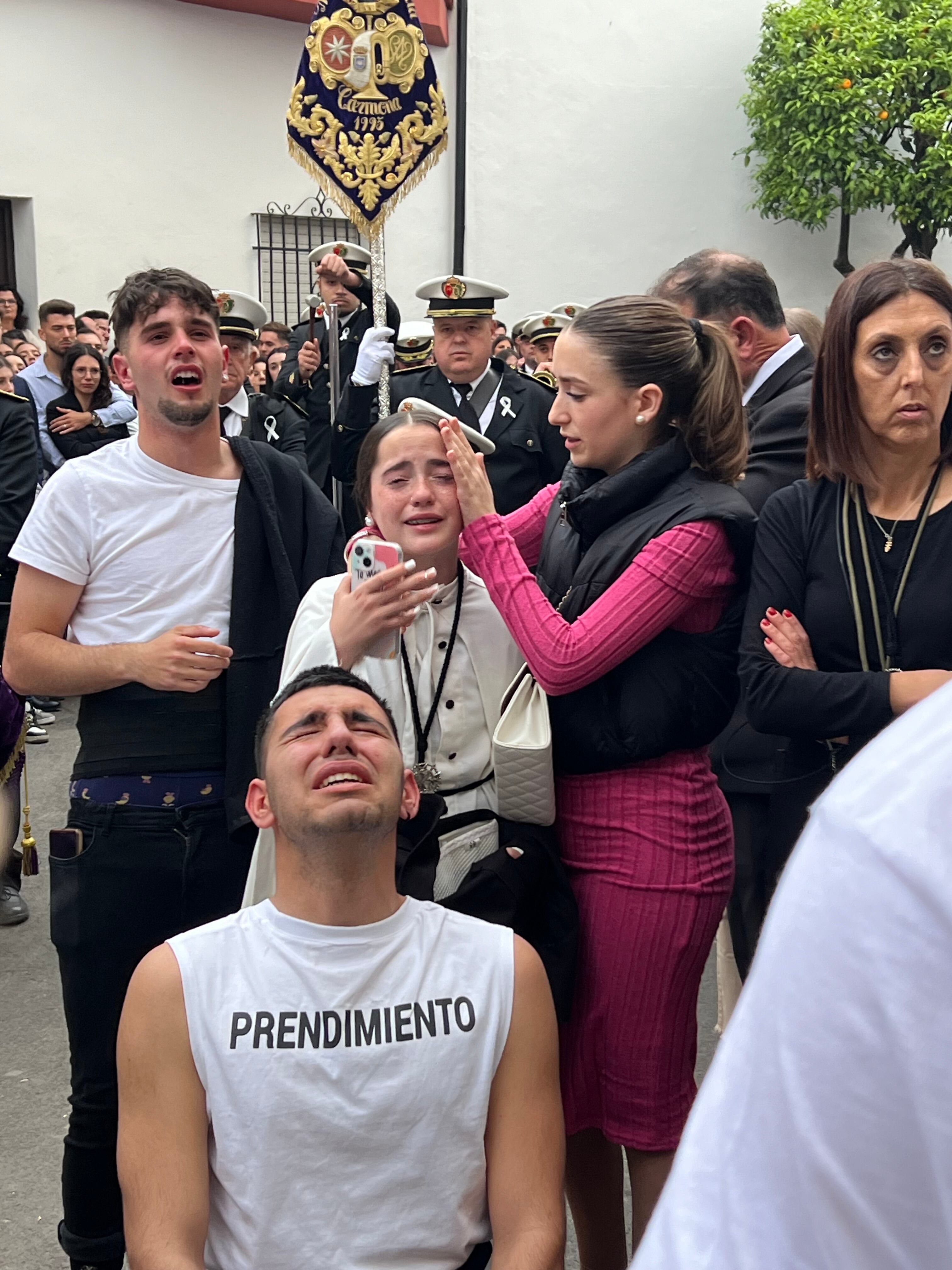 Hermanos de la Hermandad del Prendimiento de Ronda llorando tras el anuncio de la decisión de la cofradía