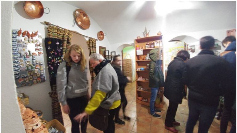 Estudiantes visitan la cueva museo de Guadix.