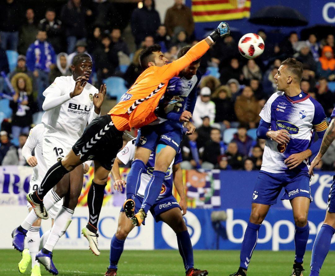 GRAF8494. ZARAGOZA, El portero del CD Ebro Salva (c) despeja ante el defensa francés del Valencia Mouctar Diakhaby (i), en partido de ida de dieciseisavos de final de la Copa del Rey que se ha disputado esta noche en el estadio de La Romareda. EFE, Javier