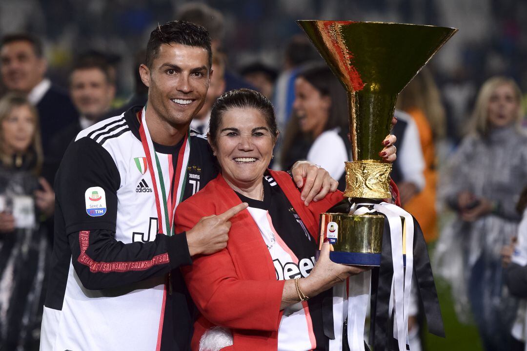 Ronaldo posa con su madre tras ganar la liga italiana