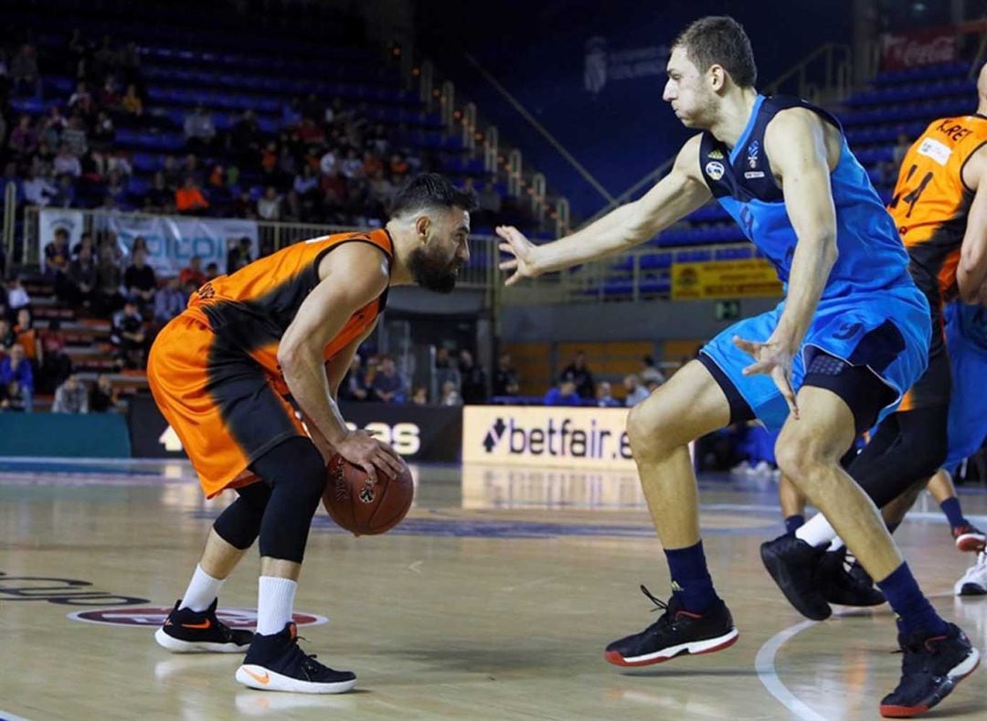 Popovic (i) con el balón durante un encuentro de la Eurocup 2016-2017 ante ALBA Berlín en el Fernando Martín.