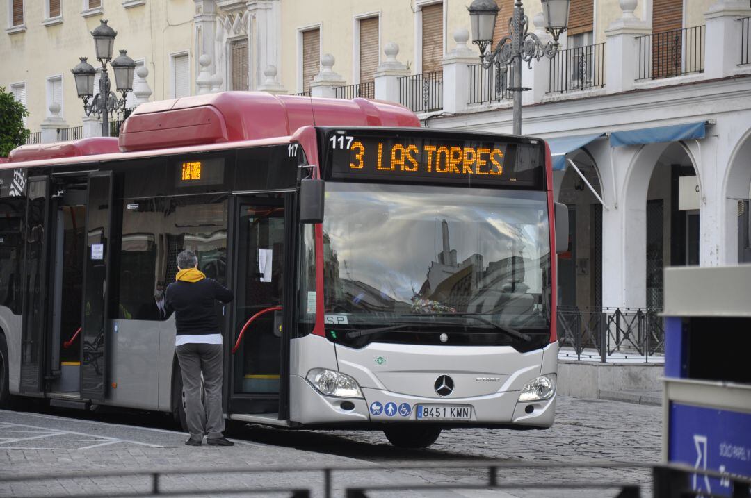 Un autobús circulando por el centro de Jerez