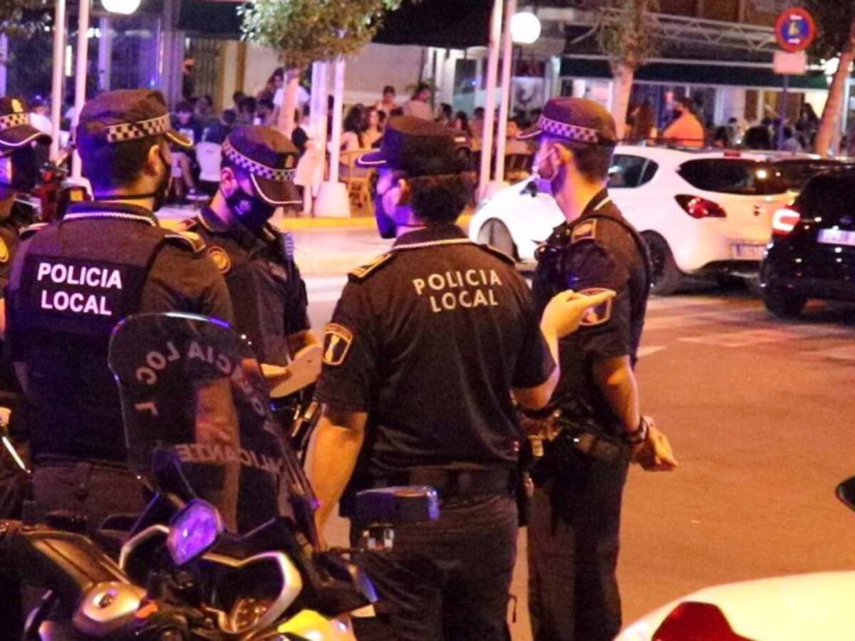 La gerente de un local abierto a las tres de la madrugada y su pareja agreden a agentes por multarlos