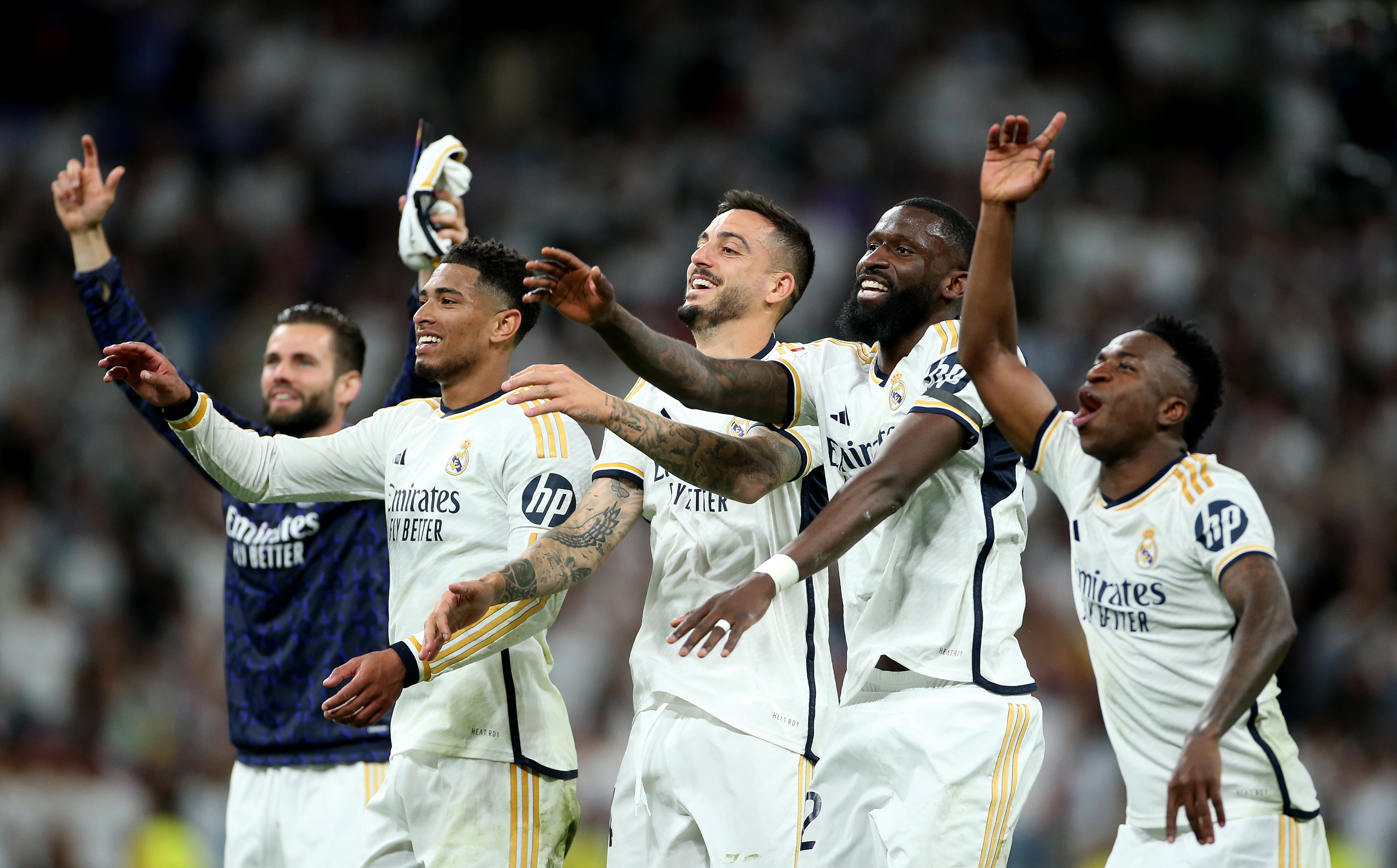 Nacho Fernández, Jude Bellingham, Joselu, Antonio Rüdiger y Vinicius Junior celebran una victoria en el Santiago Bernabéu