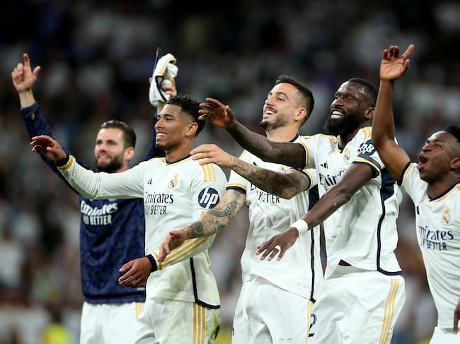 Nacho Fernández, Jude Bellingham, Joselu, Antonio Rüdiger y Vinicius Junior celebran una victoria en el Santiago Bernabéu