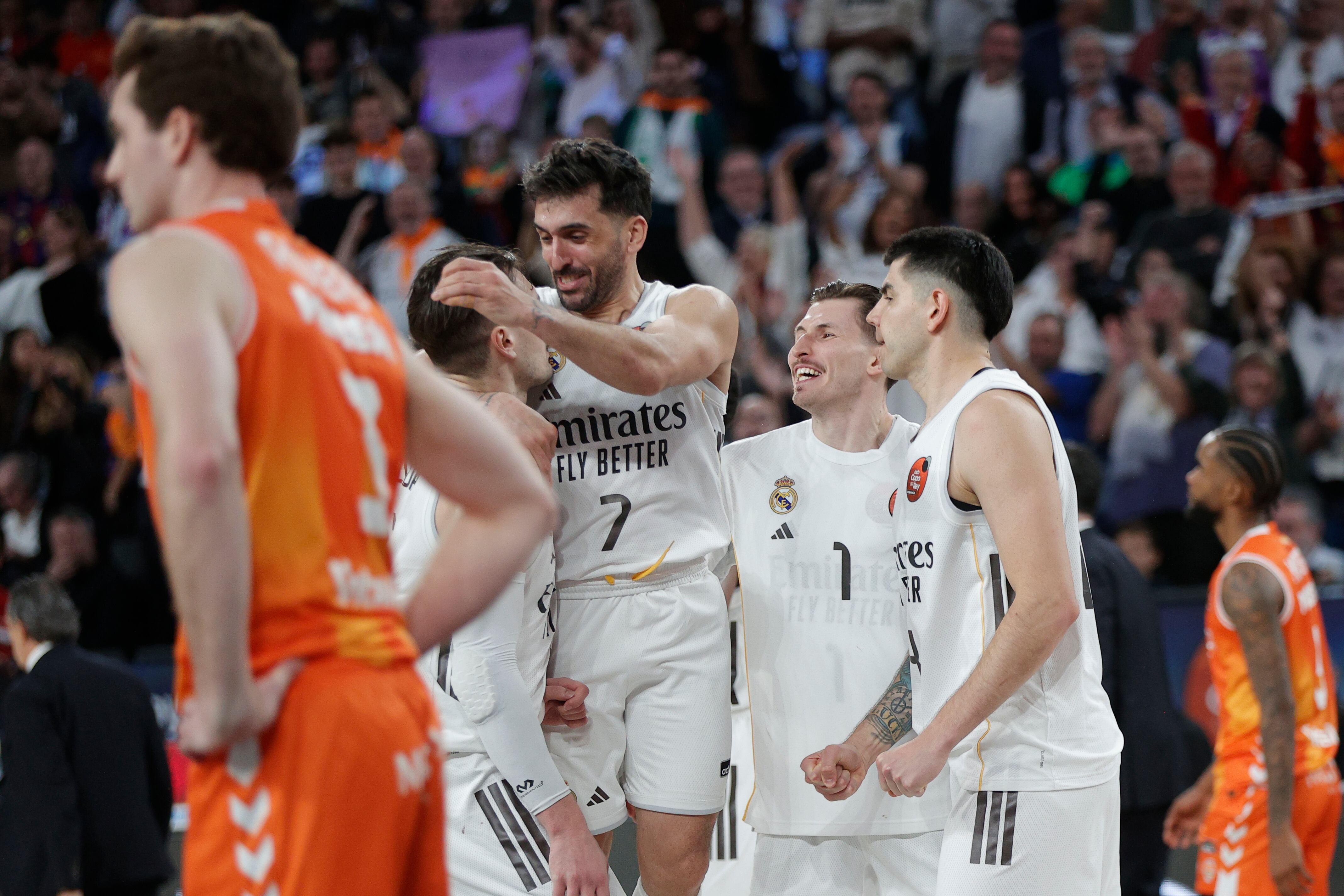 VALENCIA, 21/02/2026.- Los jugadores del Real Madrid celebran tras vencer en el partido de semifinales de la Copa del Rey de Baloncesto que Valencia Basket y Real Madrid disputan este sábado en el Roig Arena, en Valencia. EFE/ Manuel Bruque