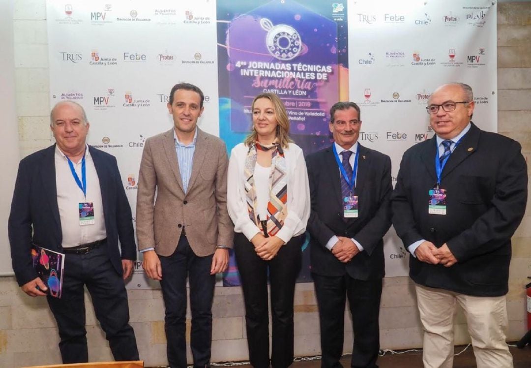El presidente de la Diputación, Conrado Iscar y la directora de Turismo, Estrella Torrecilla junto a Pablo Martín, Elías Arranz y Miguel Ángel Benito en las IV Jornadas Técnicas de Sumilleria