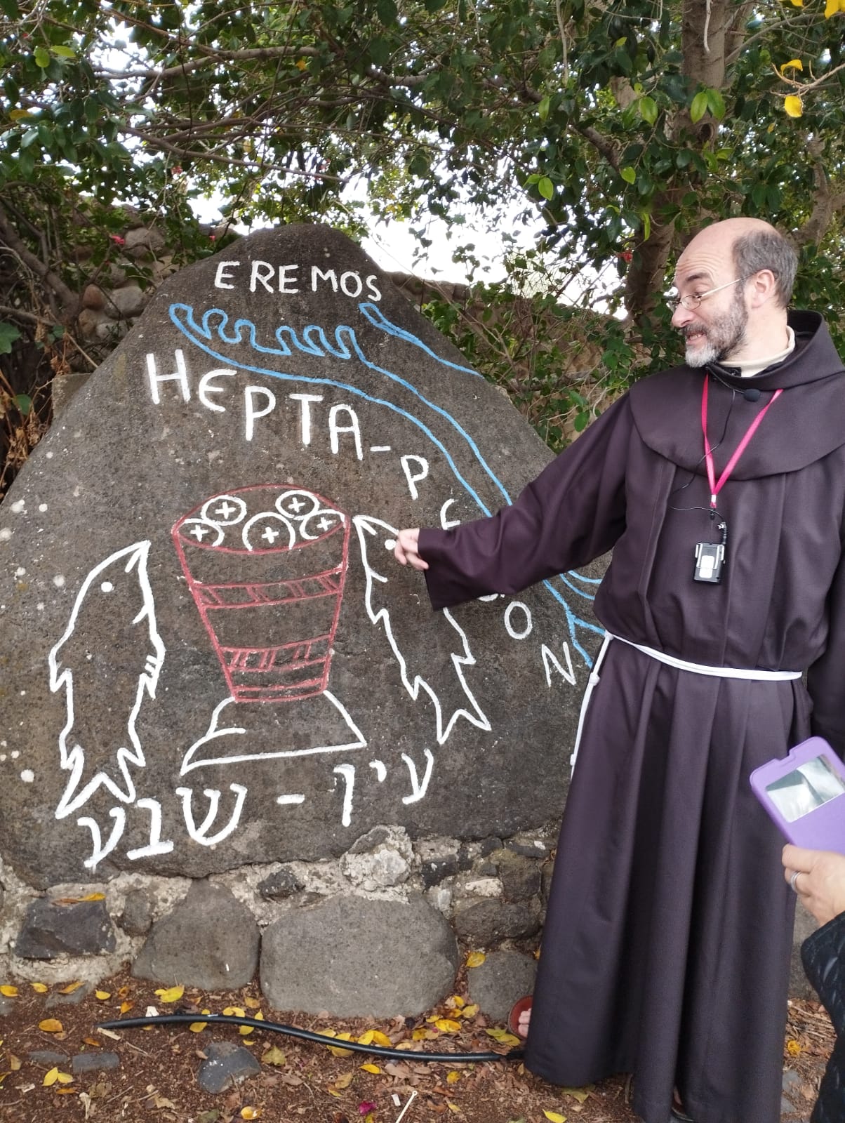 Fray Luis Quintana, junto a la piedra que simboliza el Milagro de la multiplicación de los panes y los peces