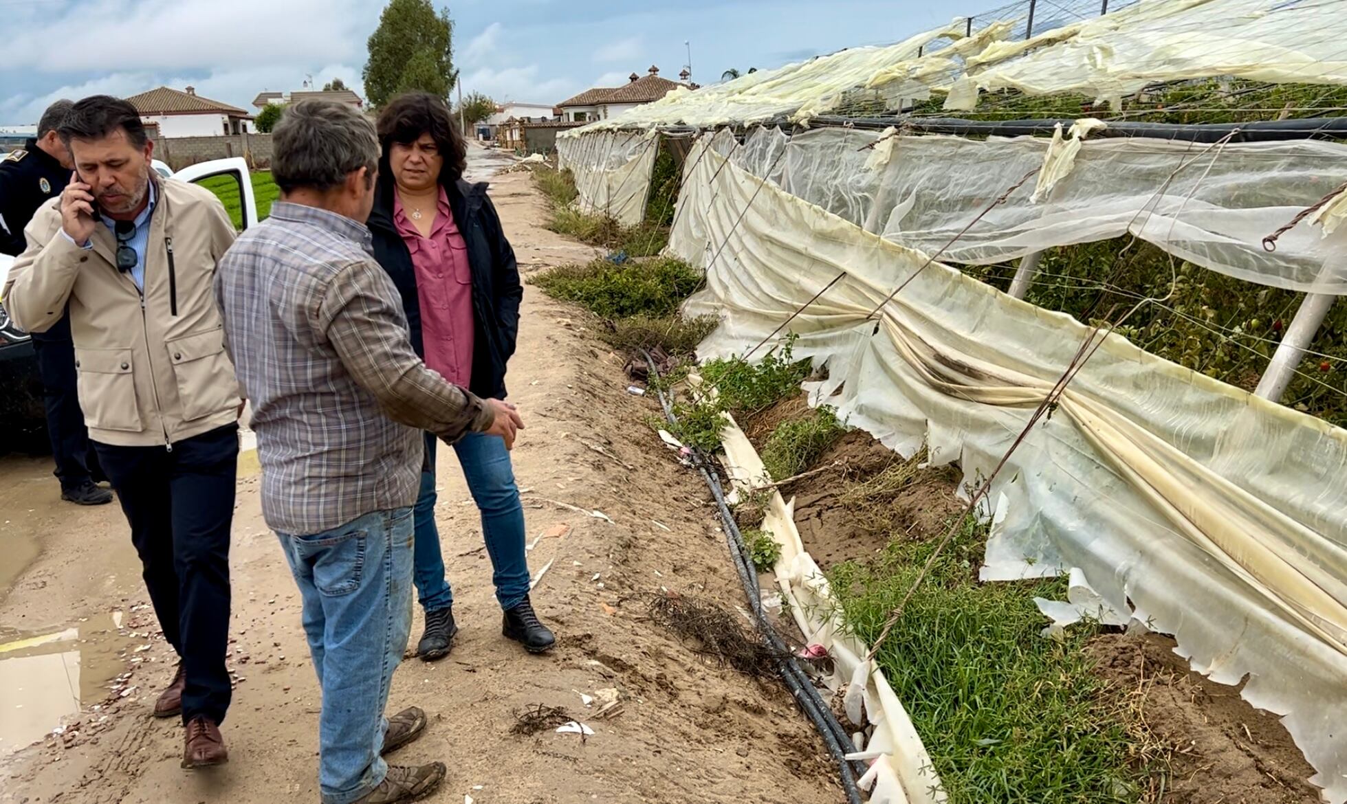 La alcaldesa de Sanlúcar, Carmen Álvarez, visitando este lunes un invernadero de Sanlúcar