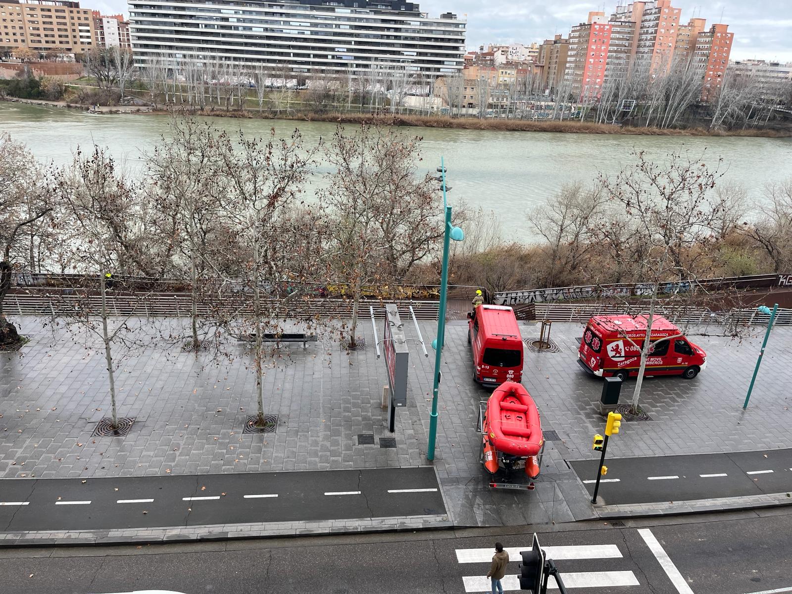 Los Bomberos de Zaragoza rescatan con vida a una mujer joven del río Ebro