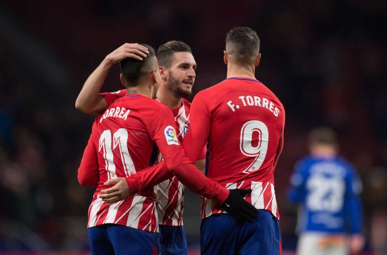 Fernando Torres celebra con Koke y Correa el gol de la victoria que marcó ante el Alavés en la última jornada de Liga.