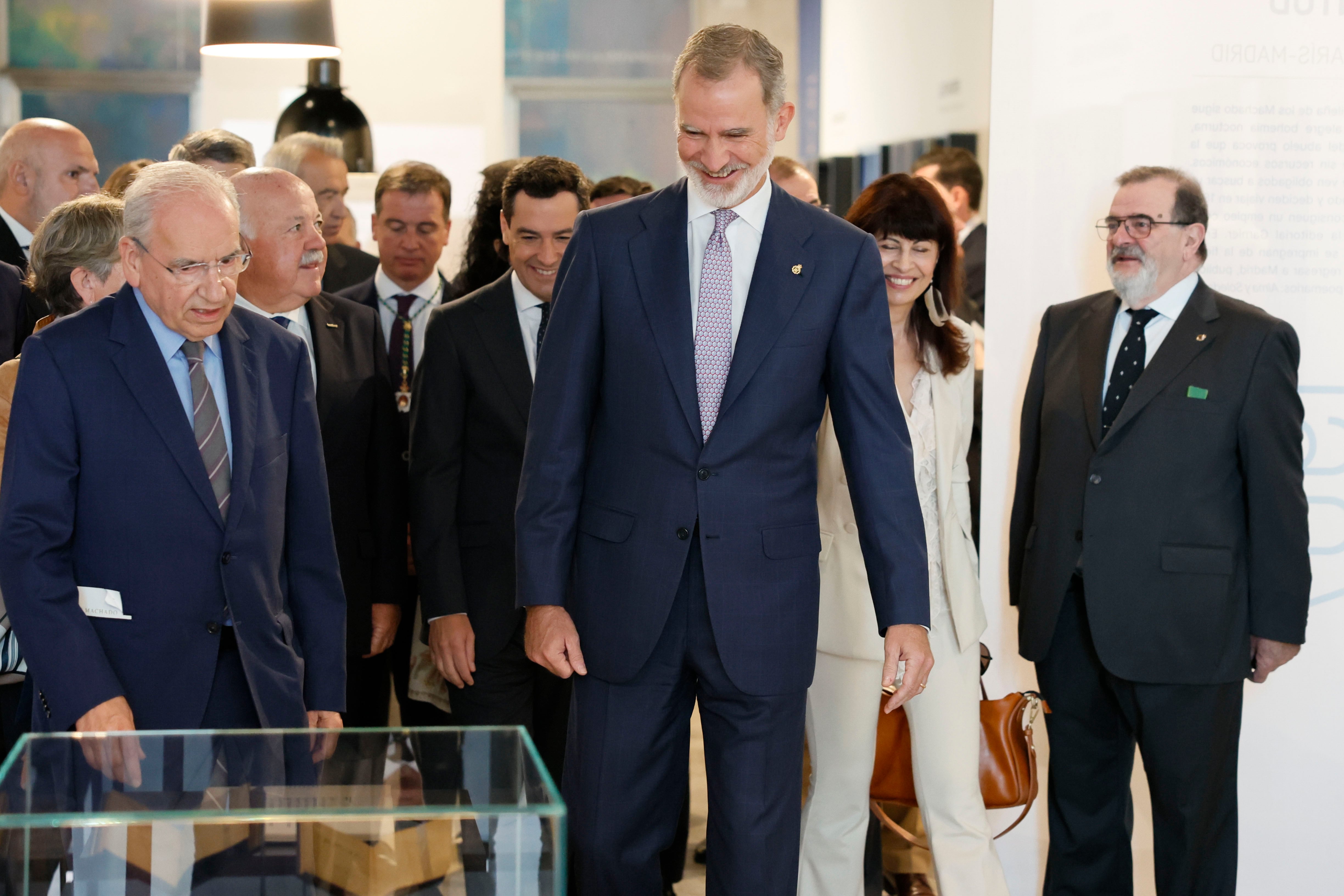 SEVILLA (ESPAÑA), 21/10/2024.- El rey Felipe VI (c), la ministra de igualdad Ana Redondo (2d), el presidente de Andalucía, Juanma Moreno (c-i), el presidente del Parlamento andaluz, Jesús Aguirre (2i) y el comisario de la exposición, el exvicepresidente del Gobierno, Alfonso Guerra (i) inauguran este lunes en Sevilla la exposición Los Machado. Retrato de familia, que mostrará por primera vez juntos los dos grandes fondos documentales de los poetas Manuel y Antonio. EFE/ José Manuel Vidal / POOL
