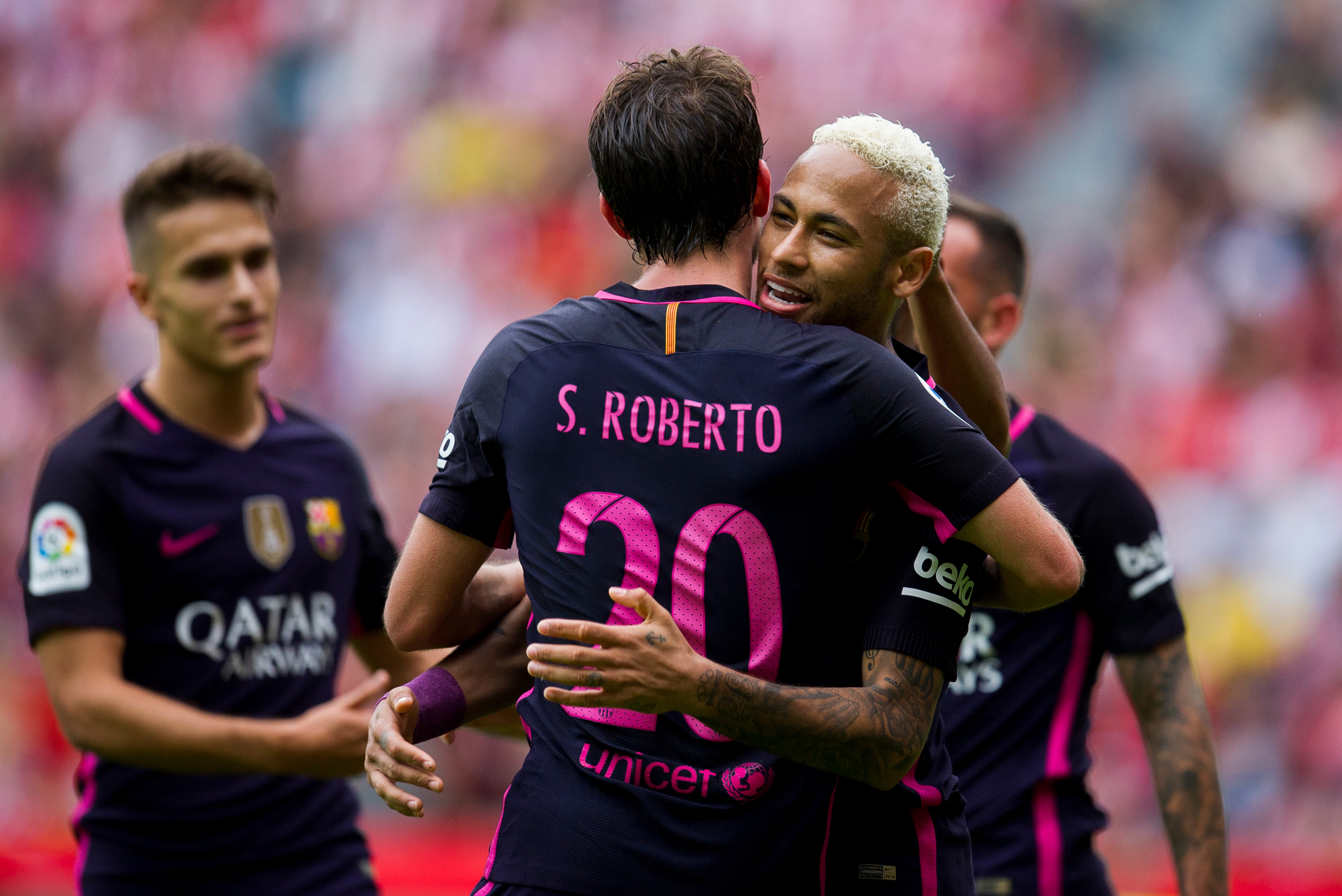 Sergi Roberto y Neymar celebran un gol con el FC Barcelona ante el Sporting de Gijón.  (Photo by Juan Manuel Serrano Arce/Getty Images)