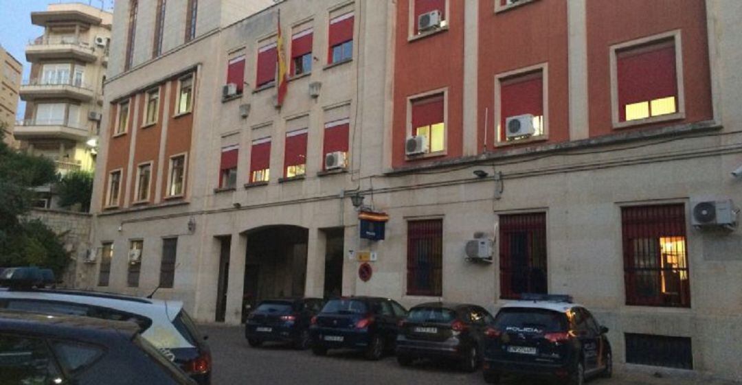 La Policía Nacional ha detenido a un jóven en posesión de drogas y consumiendo en un residencial junto a unos amigos en pleno aislamiento