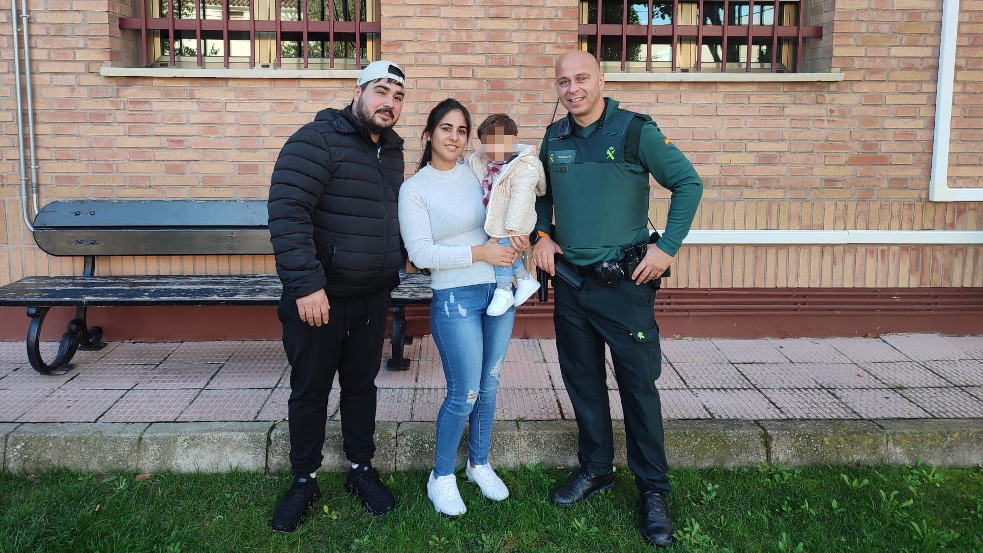 Un agente de la Guardia Civil junto a la familia y el bebé salvado. Guardia Civil