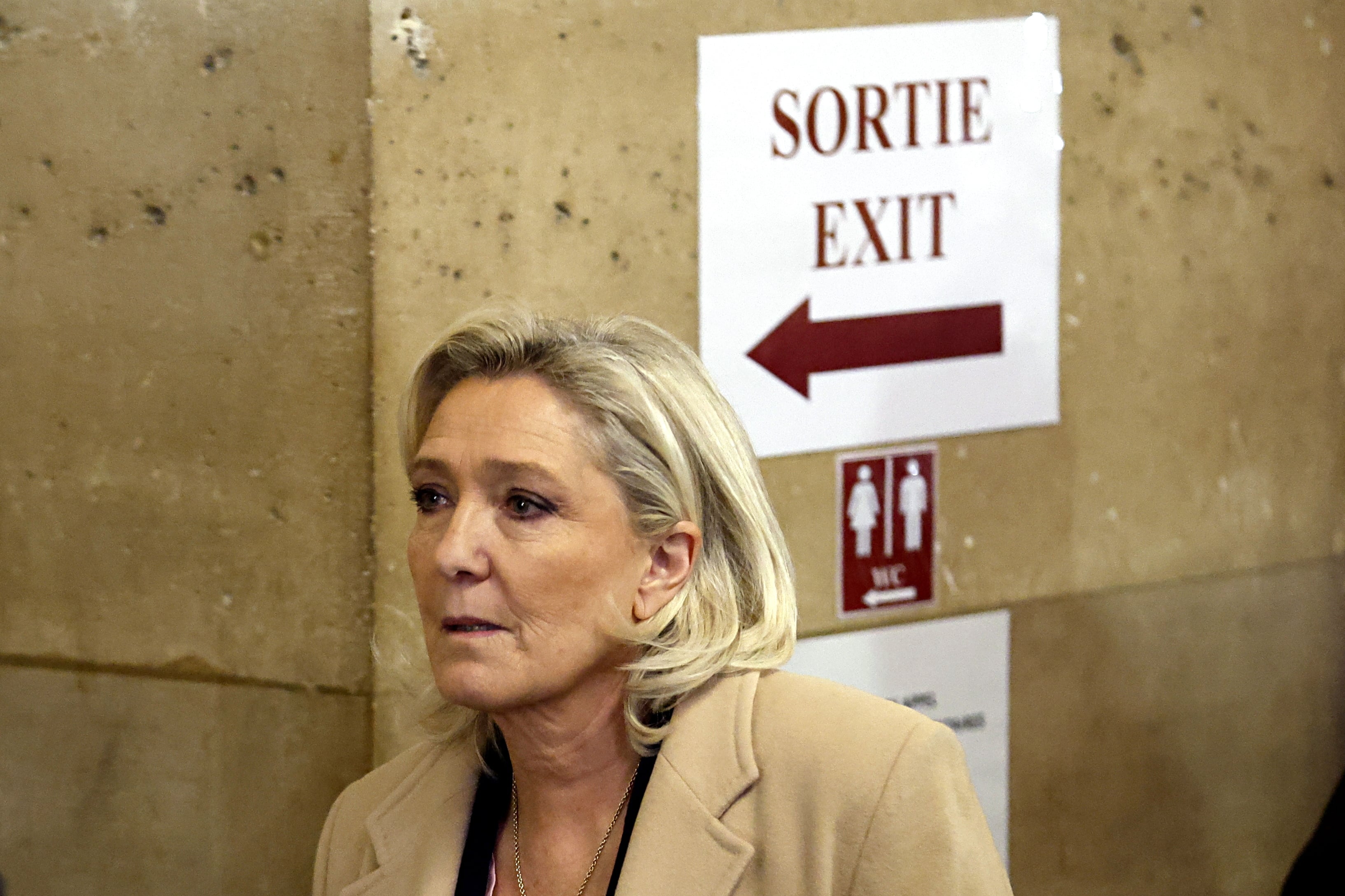 Marine Le Pen se enfrenta a un juicio por la presunta financiación ilegal de su partido. 