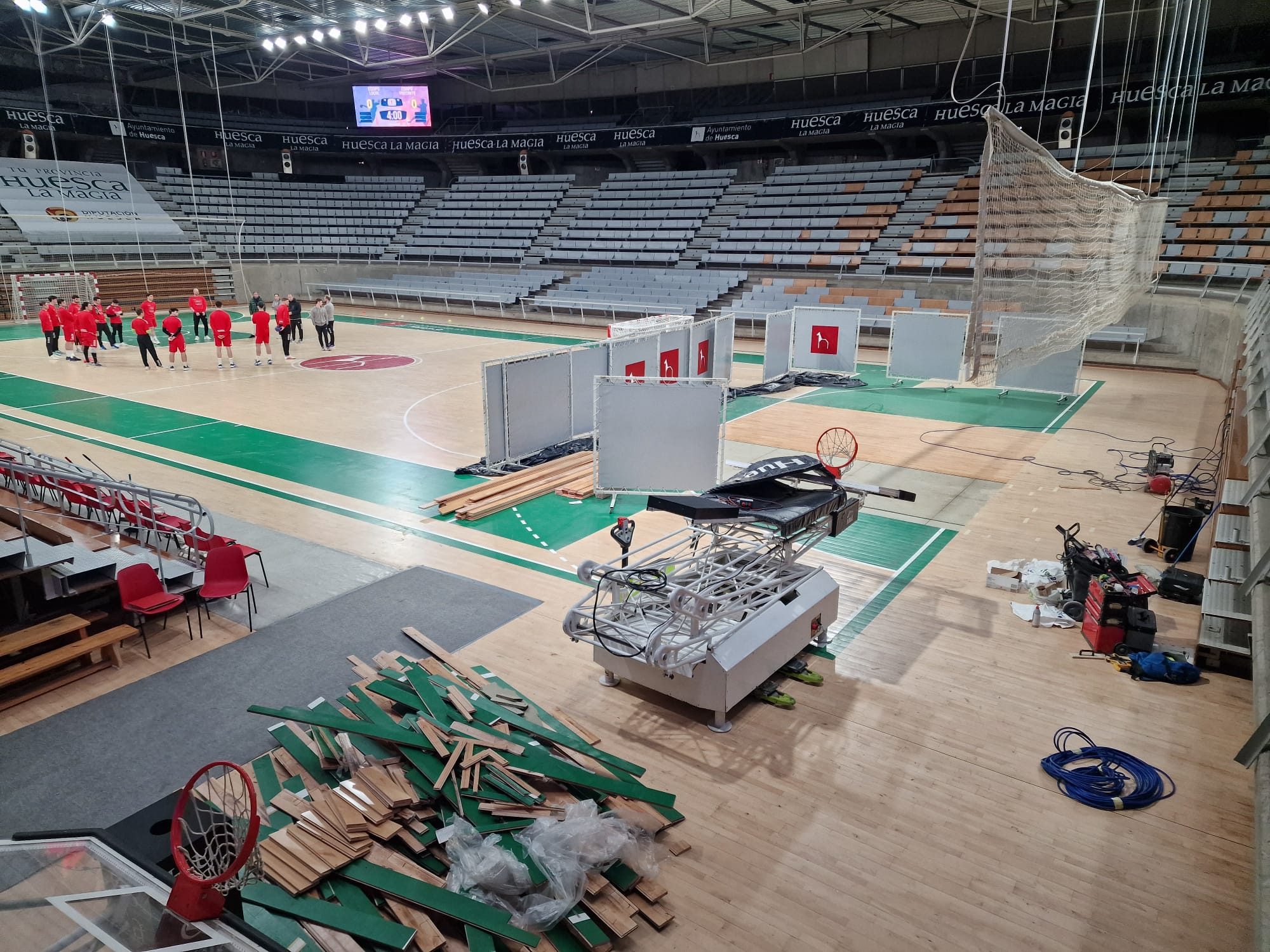 El Bada Huesca comparte entrenamiento con las obras en el parqué del Palacio de los Deportes