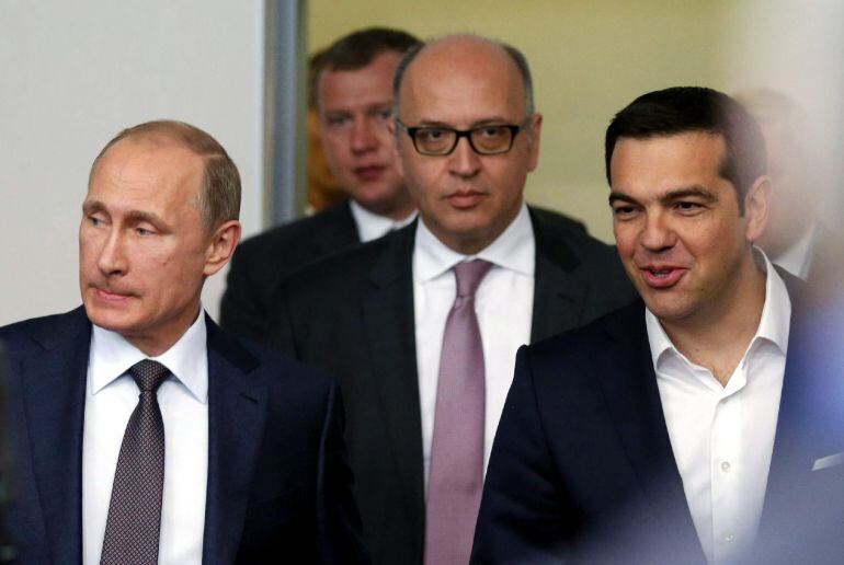 El presidente ruso Vladimir Putin (i) junto al primer ministro girego Alexis Tsipras (d) durante una sesión plenaria del Foro Económico Internacional de San Petersburgo