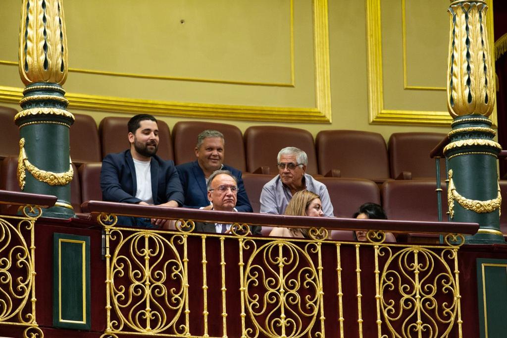 El portavoz de los propietarios de las viviendas, Antonio Betancort, junto a la presidenta del Cabildo de Lanzarote, María Dolores  Corujo, y el senador por Lanzarote, Manuel Fajardo, en el Congreso de los Diputados.