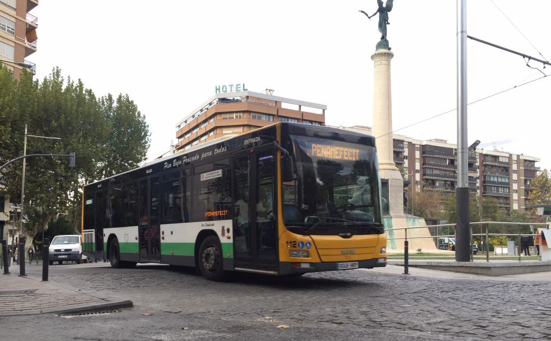 Un autobús urbano circula por la plaza de las Batallas de la capital.