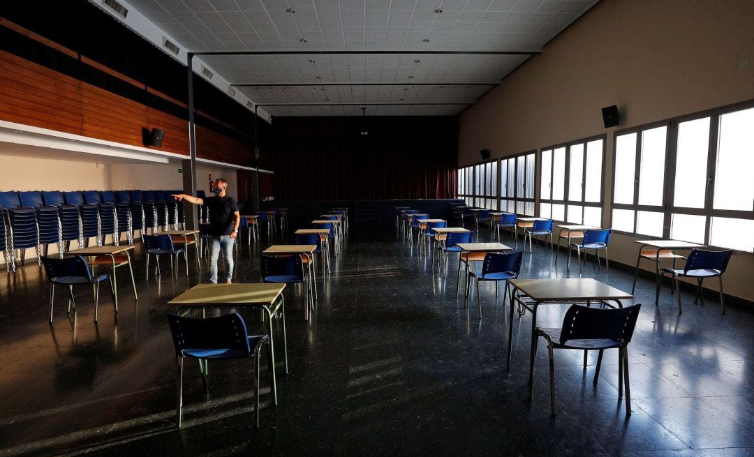 Salón de actos de un colegio valenciano convertido en clase para segundo de Bachillerato