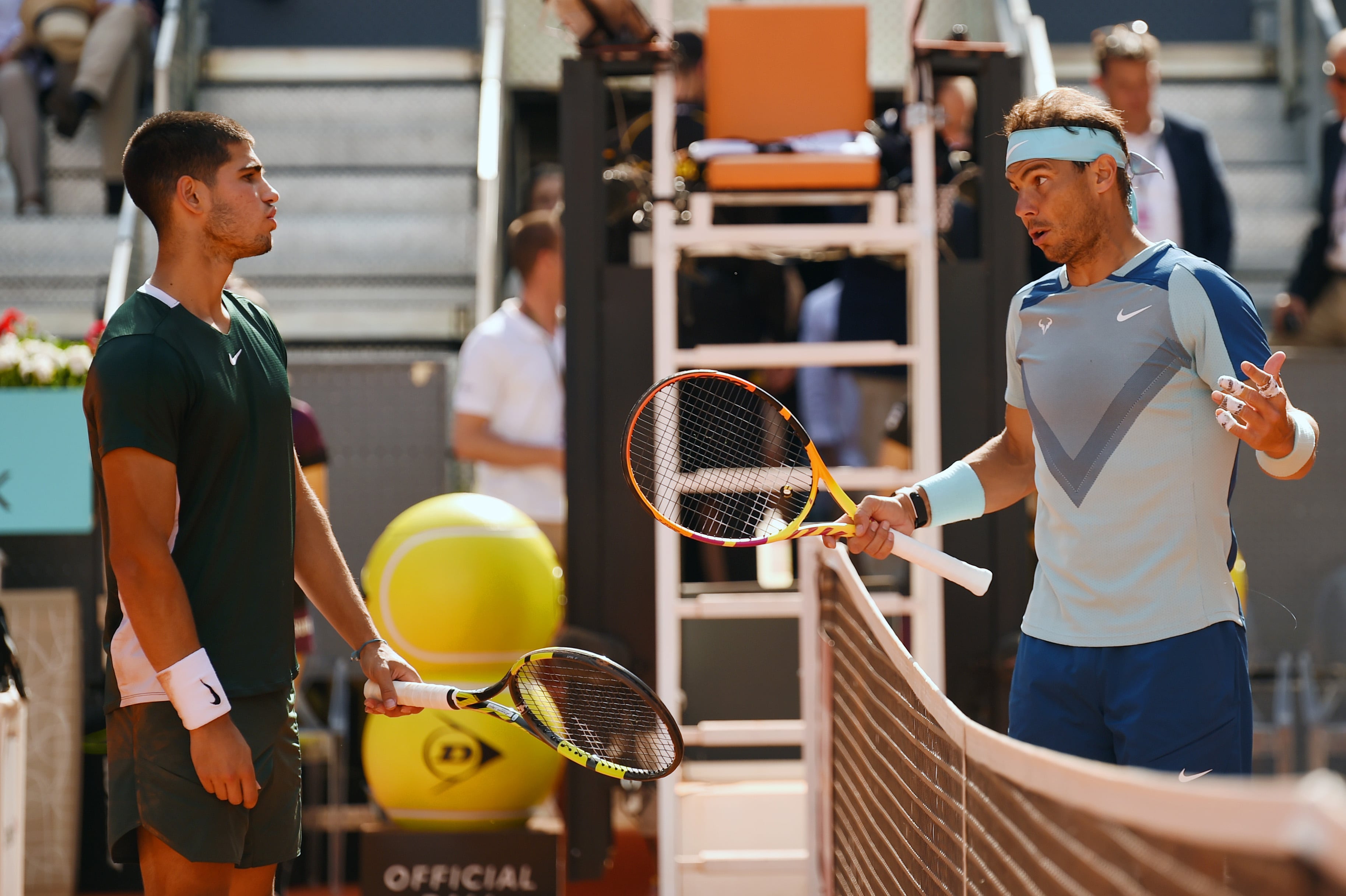 Carlos Alcaraz y Nadal hablan tras su partido en el Mutua Madrid Open del año pasado.