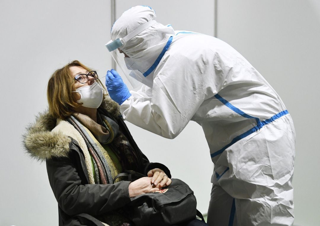 Un trabajador sanitaria toma una muestra con un hisopo para realizar una prueba diagnóstica de coronavirus, en una imagen de archivo