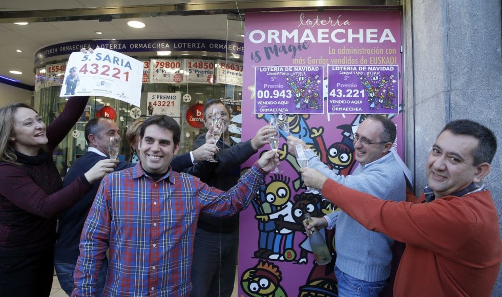 Los trabajadores de la administración Ormaechea de Bilbao festejan el reparto de varios quintos premios.