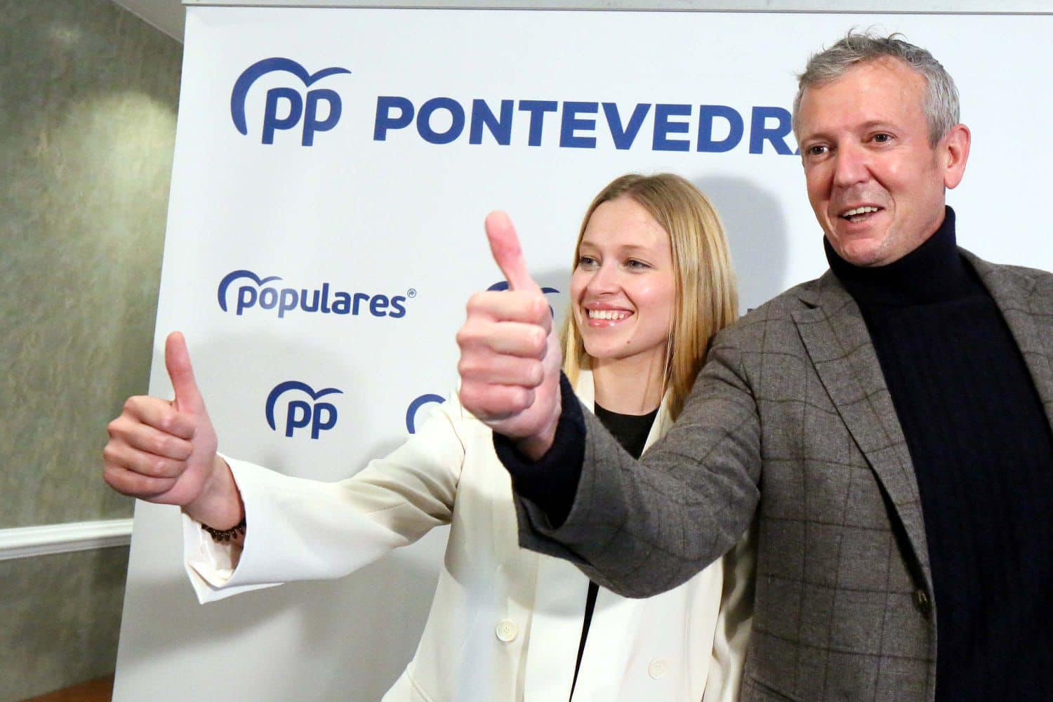 La candidata del PP de Tomiño, Lara Meneses, junto al presidente de la Xunta, Alfonso Rueda.