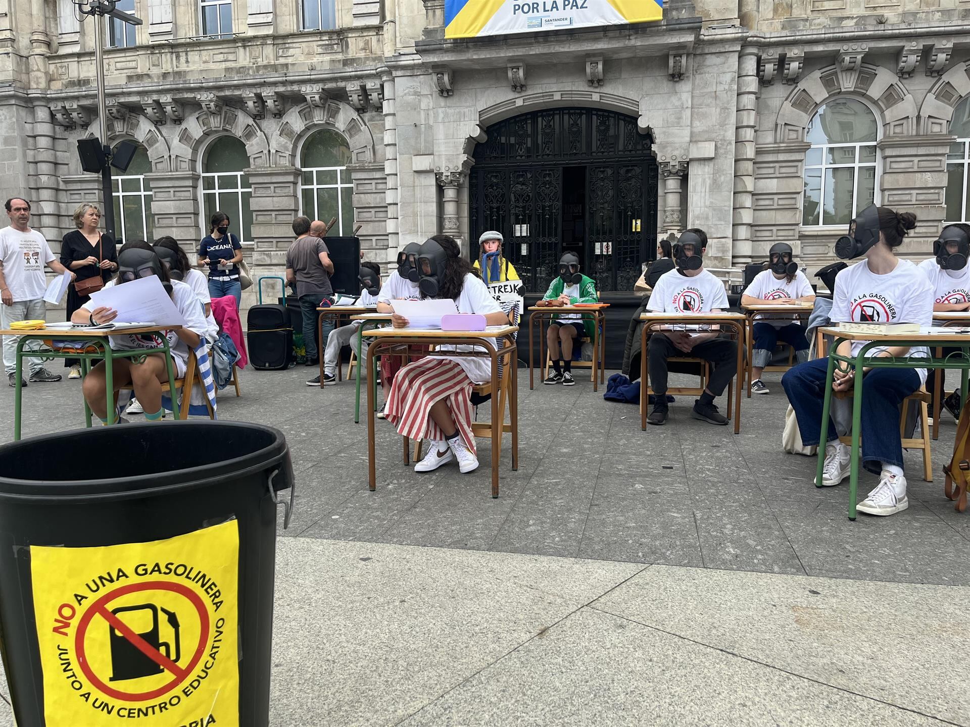 Protesta en la Plaza del Ayuntamiento de Santander contra la gasolinera junto al IES Cantabria