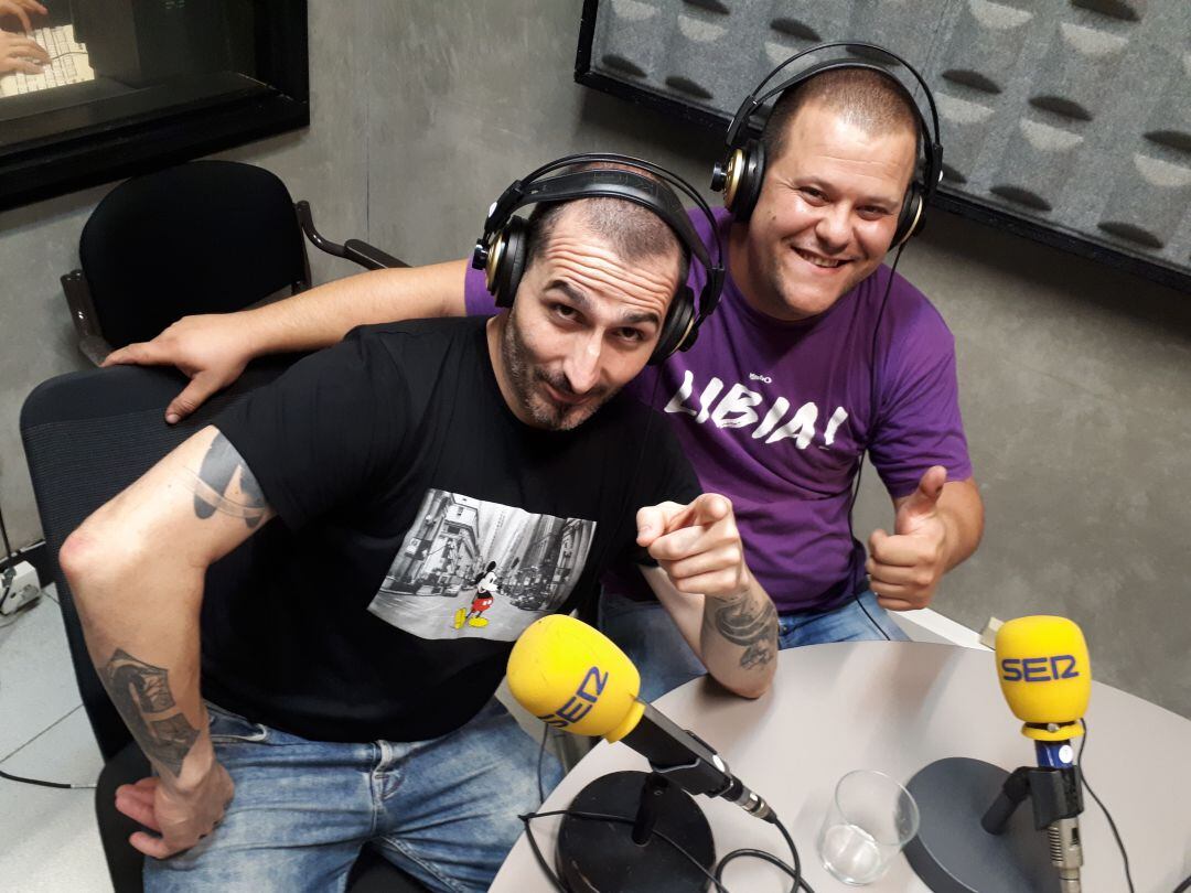 José Alberto San Emeterio 'San' y Axel Riaño en los estudios de Radio Eibar
