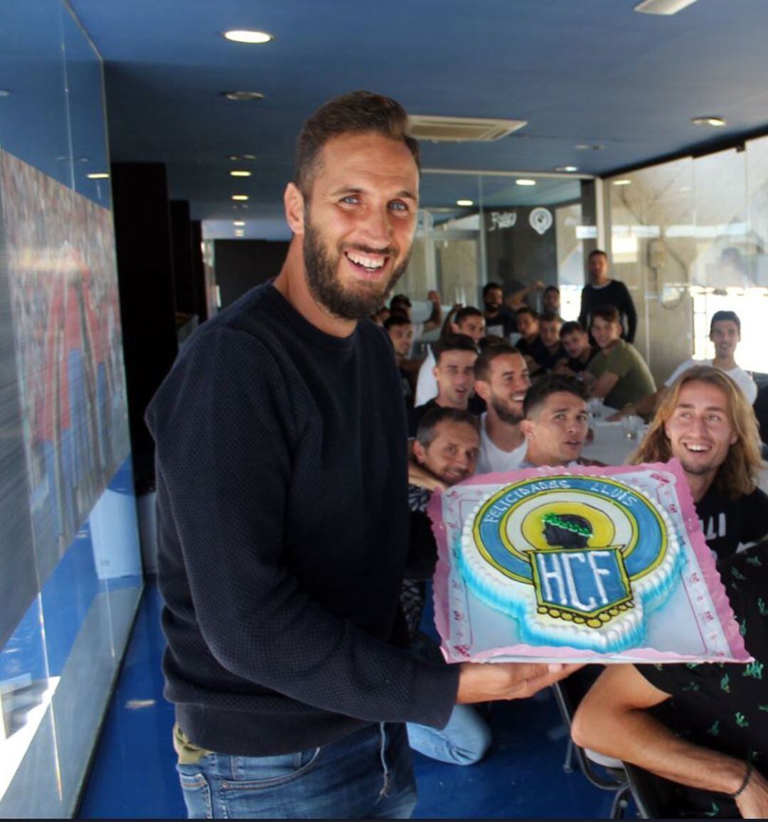 Planagumà enseña su tarta de cumpleaños