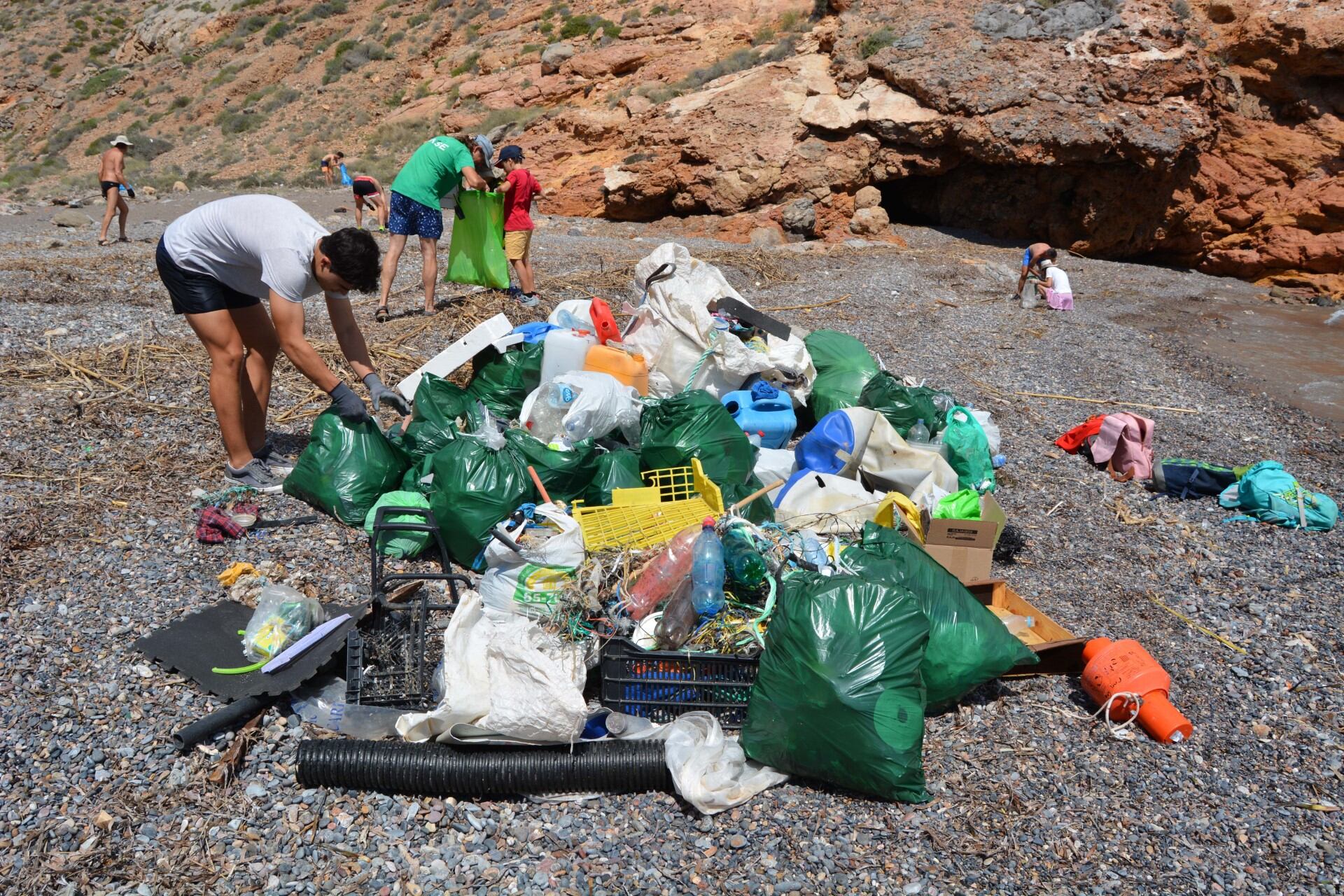 Limpieza en Cala Salitrona