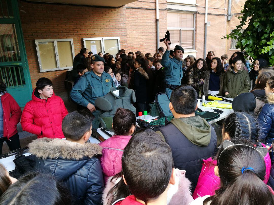 Los alumnos del Giner de los Ríos han disfrutado de una exhibición de medios del Guardia Civil y de la Policía Nacional