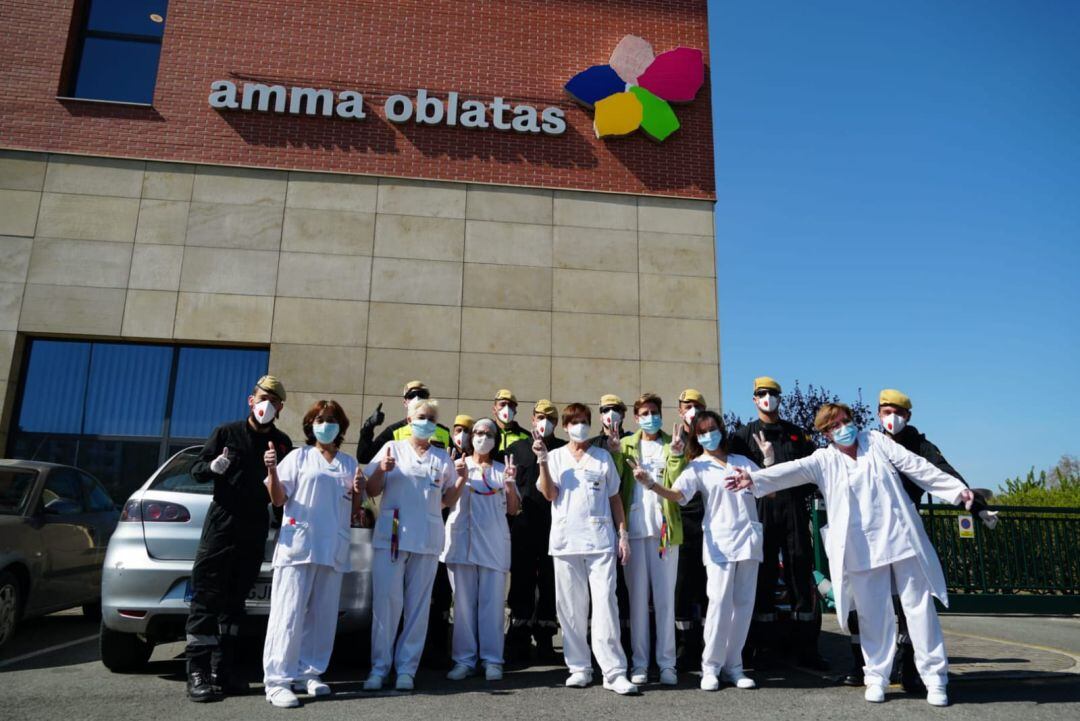 Profesionales de AMMA Oblatas con los militares encargados de la desinfección