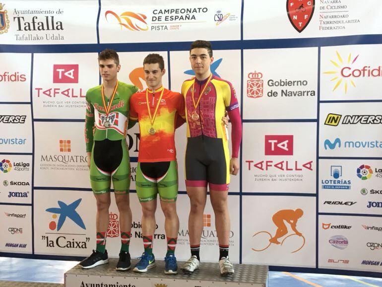 Víctor de Andrés (d) con su bronce en el podio del Nacioal de pista.